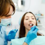 Dental implant uygulaması sonrası iyileşme sürecini ve kontrol aşamalarını gösteren diş hekimliği görseli