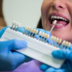 Zirkonyum ve porselen diş kaplamalarının yapısını ve estetik farklarını gösteren diş hekimliği görseli