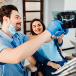 Konya diş hekimi muayenesinde ağız içi kontrol, diş eti değerlendirmesi ve röntgen incelemesini gösteren görsel.