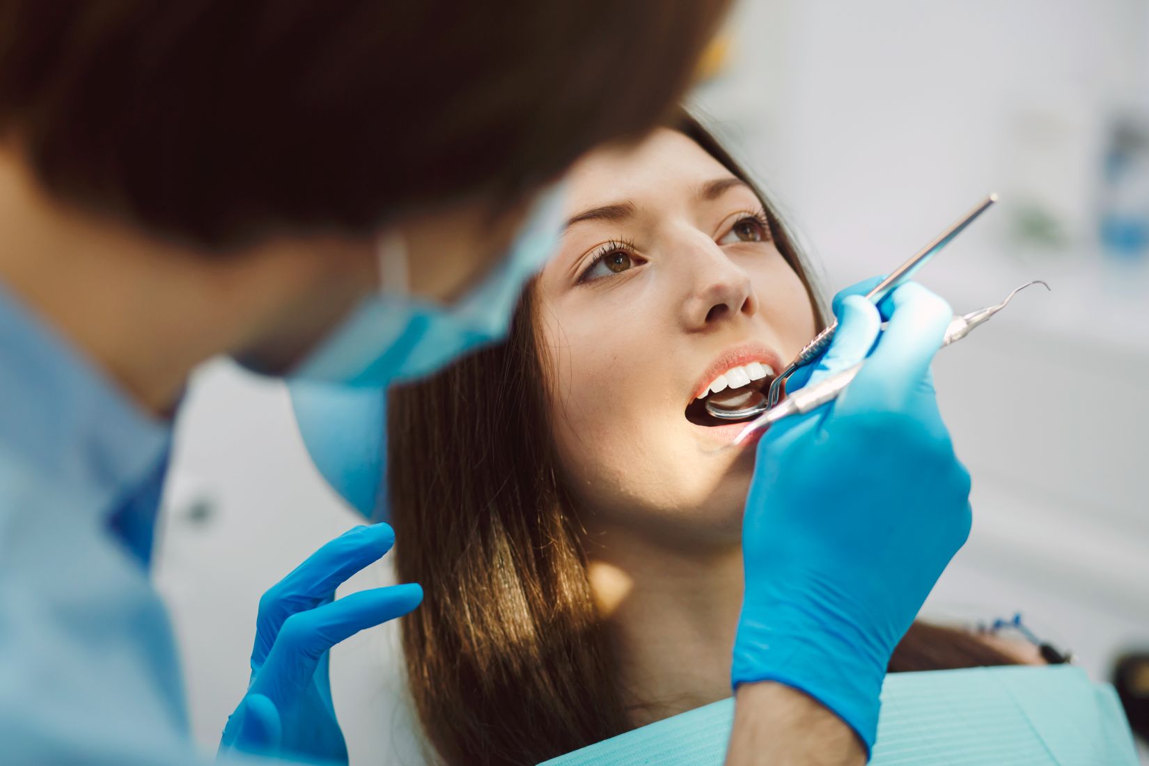Devital bleaching uygulaması ile kanal tedavili koyu renkli dişte içten beyazlatma sürecini gösteren dental görsel.
