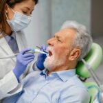 Ağız kokusunun nedenlerini, dil temizliğini ve ağız hijyeni uygulamalarını gösteren bilgilendirici dental görsel.