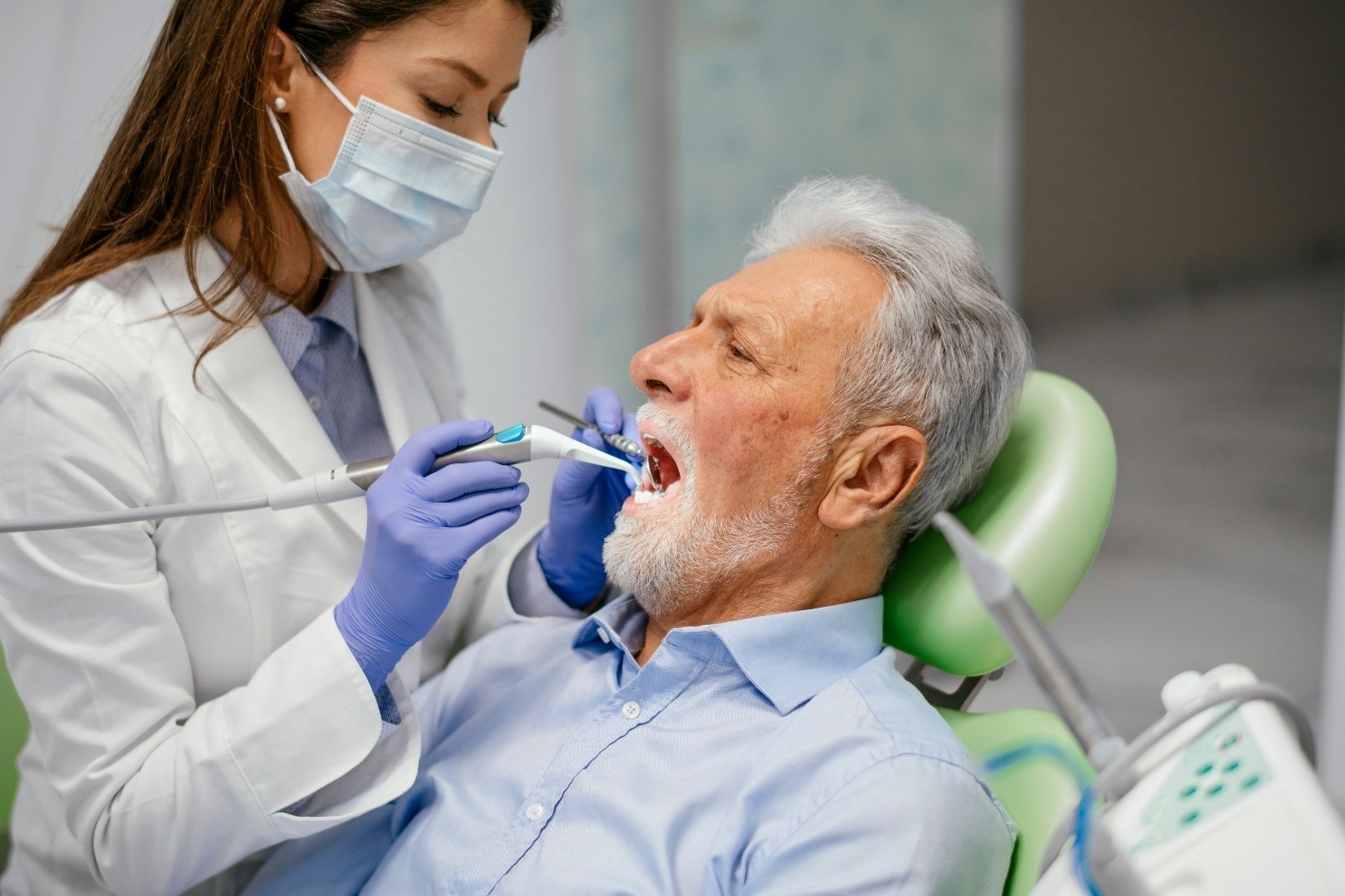 Ağız kokusunun nedenlerini, dil temizliğini ve ağız hijyeni uygulamalarını gösteren bilgilendirici dental görsel.
