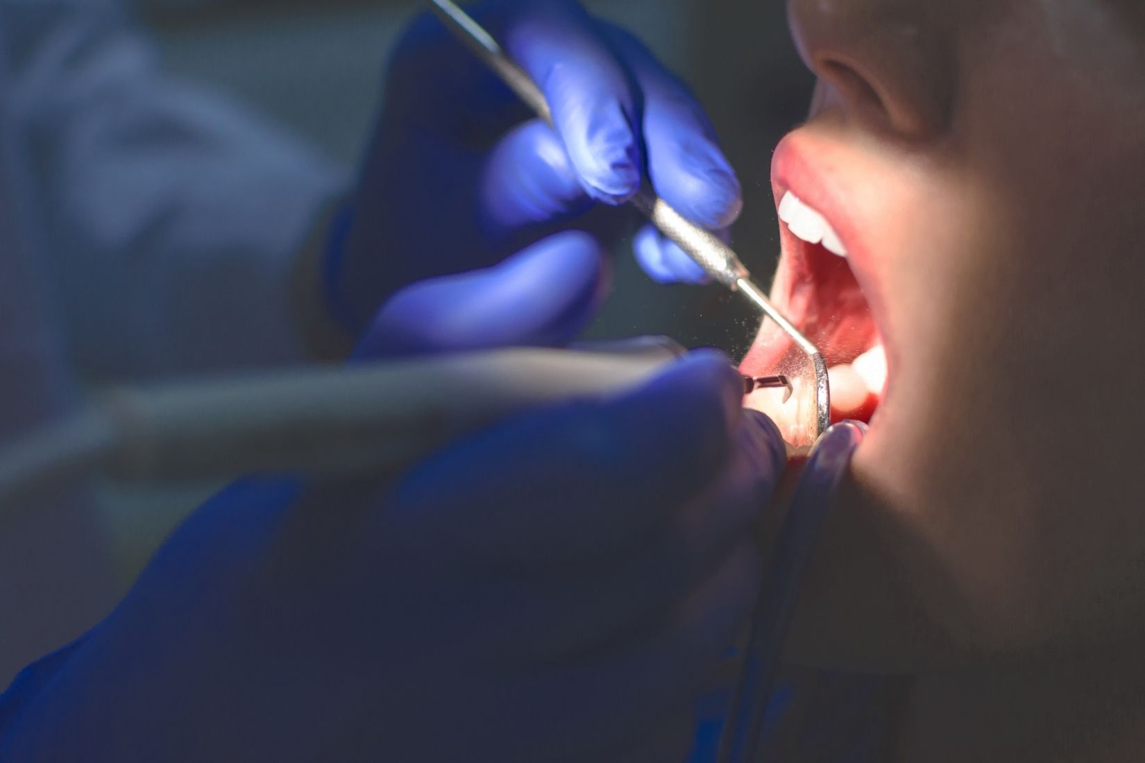 Konya diş hekimi seçimi sürecinde klinik muayene, hasta bilgilendirmesi ve ağız sağlığı değerlendirmesini gösteren görsel.
