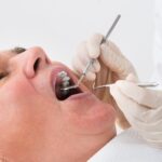 Diyabet hastasında diş çekimi sonrası iyileşme süreci, ağız bakımı ve diş hekimi kontrolünü gösteren dental görsel.