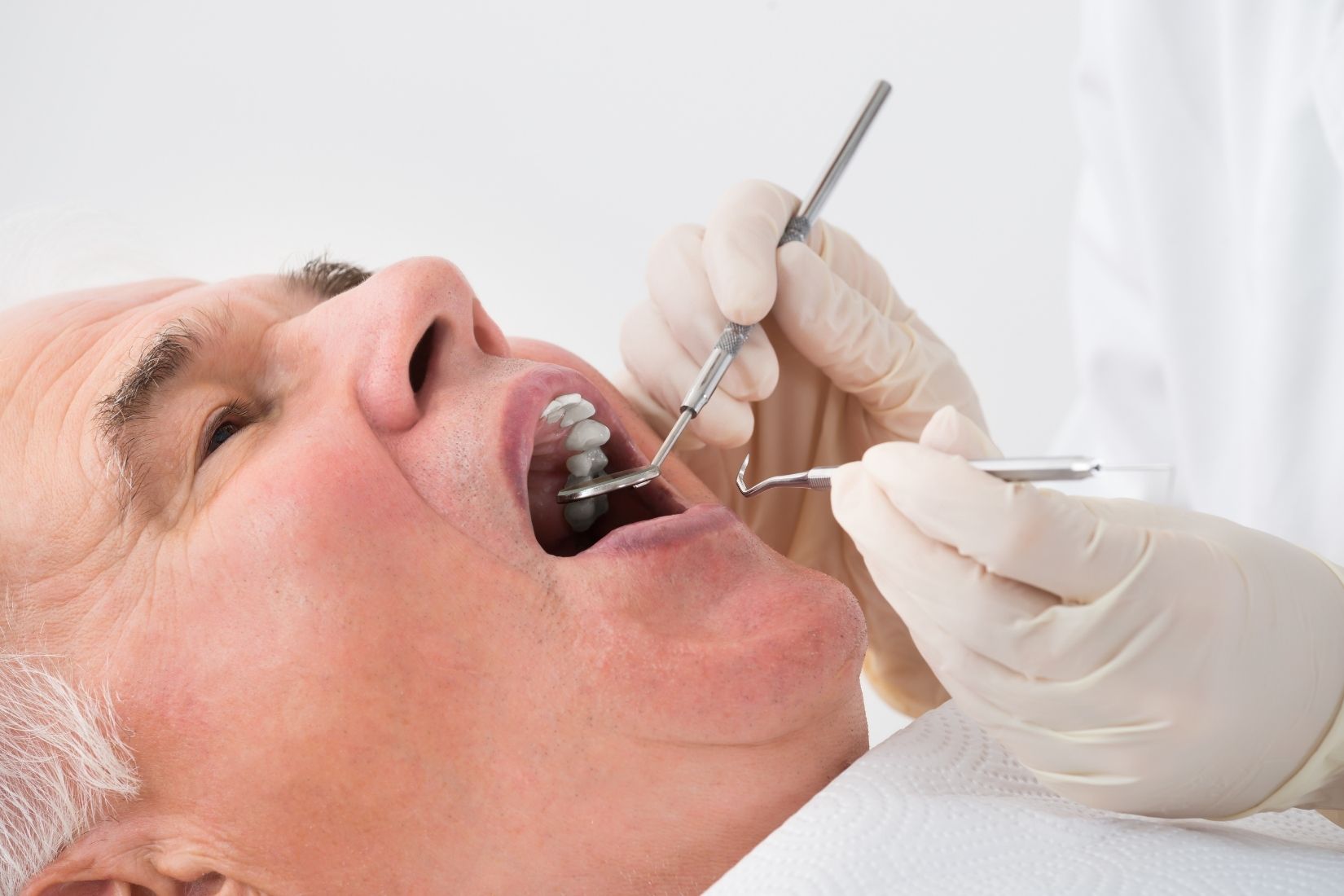 Diyabet hastasında diş çekimi sonrası iyileşme süreci, ağız bakımı ve diş hekimi kontrolünü gösteren dental görsel.