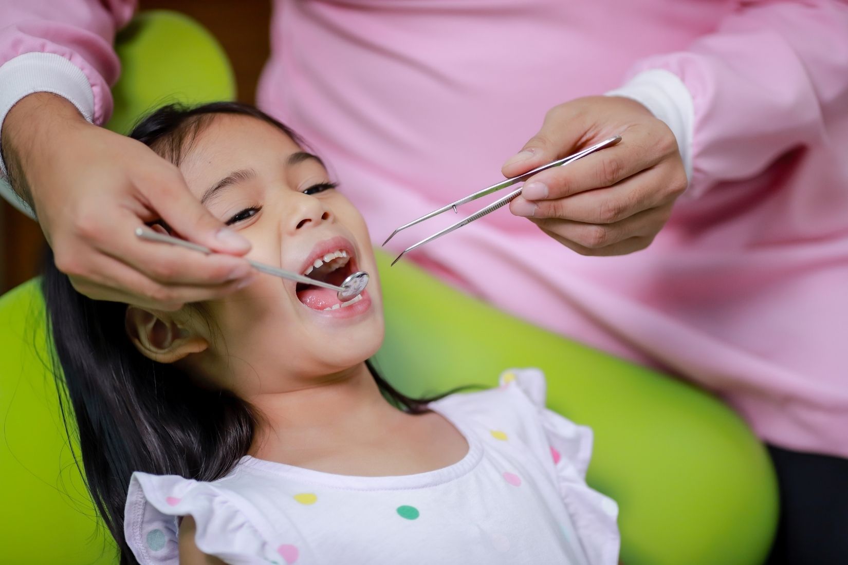 Çocuklarda çene darlığı, çapraşık dişler ve ortodontik muayene sürecini gösteren dental görsel.