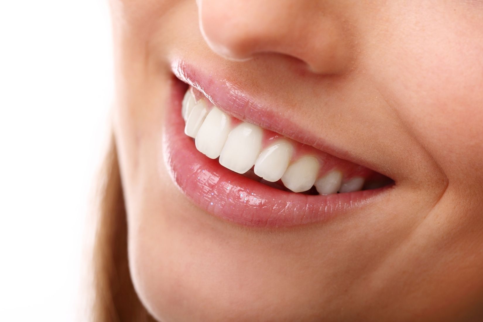 Dişlerde oluşan beyaz lekeler, mine yapısı ve diş hekimi değerlendirmesini gösteren bilgilendirici dental görsel.