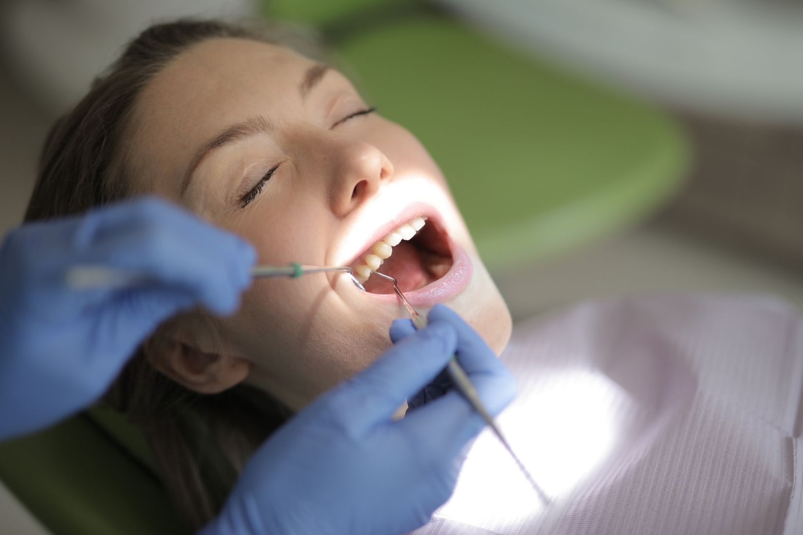 Kemik kaybına bağlı diş sallanması, diş eti çekilmesi ve periodontal destek dokularını gösteren dental görsel.