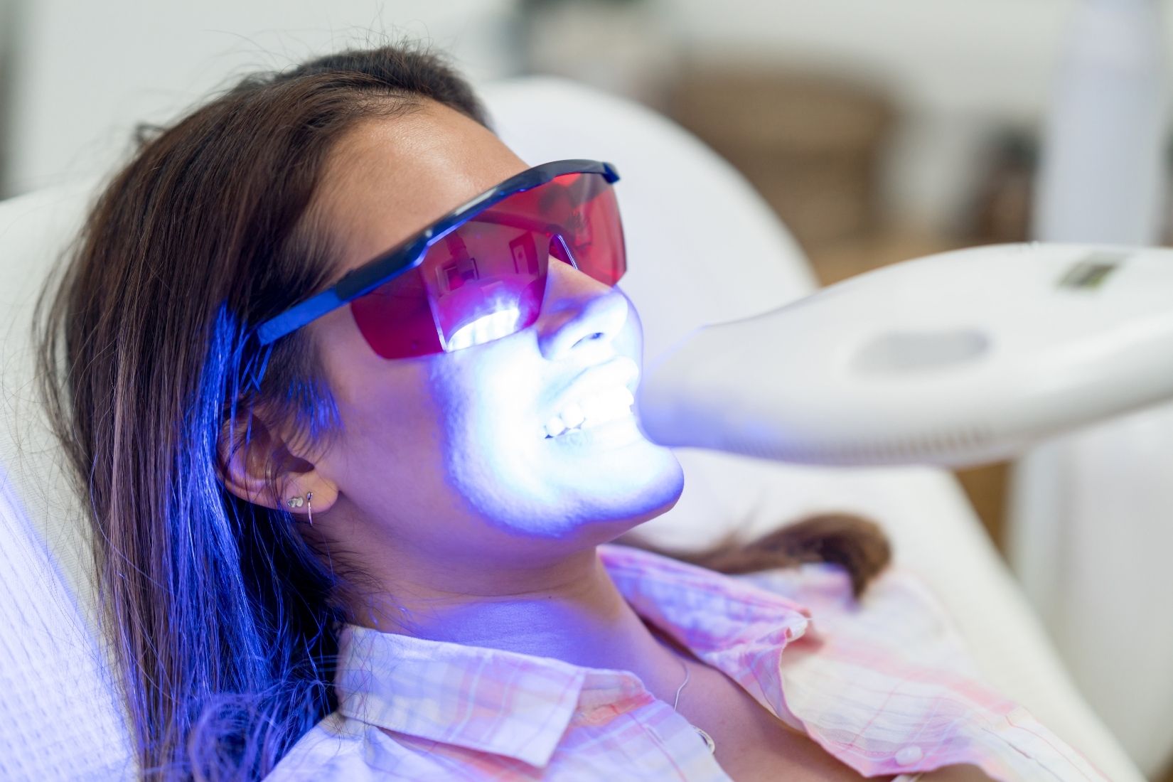 Konya devital bleaching uygulaması, kanal tedavili dişte içten beyazlatma sürecini gösteren dental görsel.