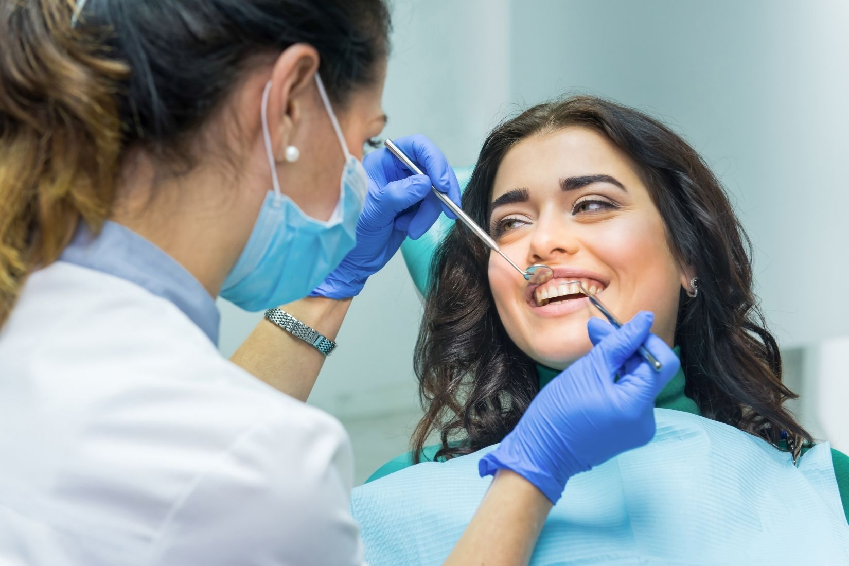 Konya diş ağrısı nedenleri, çürük, diş eti problemleri ve ağız sağlığı değerlendirmesini gösteren dental görsel.
