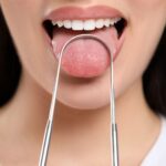 Dil üzerindeki farklı renk değişikliklerini ve ağız muayenesini gösteren bilgilendirici dental görsel.