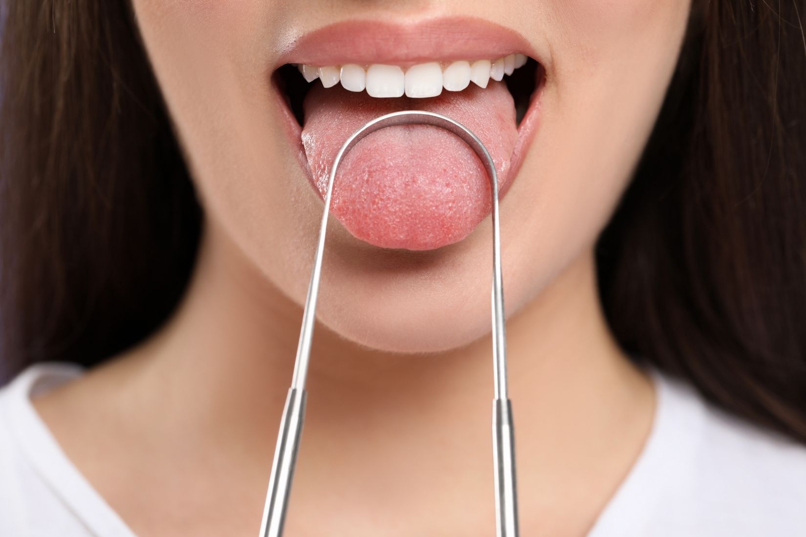 Dil üzerindeki farklı renk değişikliklerini ve ağız muayenesini gösteren bilgilendirici dental görsel.