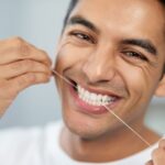 Gece diş sıkma, sabah baş ağrısı ve çene kası gerginliği arasındaki ilişkiyi gösteren bilgilendirici dental görsel.