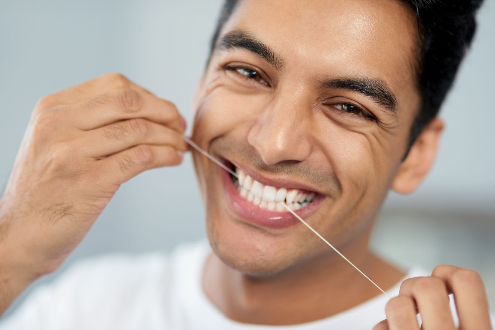 Gece diş sıkma, sabah baş ağrısı ve çene kası gerginliği arasındaki ilişkiyi gösteren bilgilendirici dental görsel.