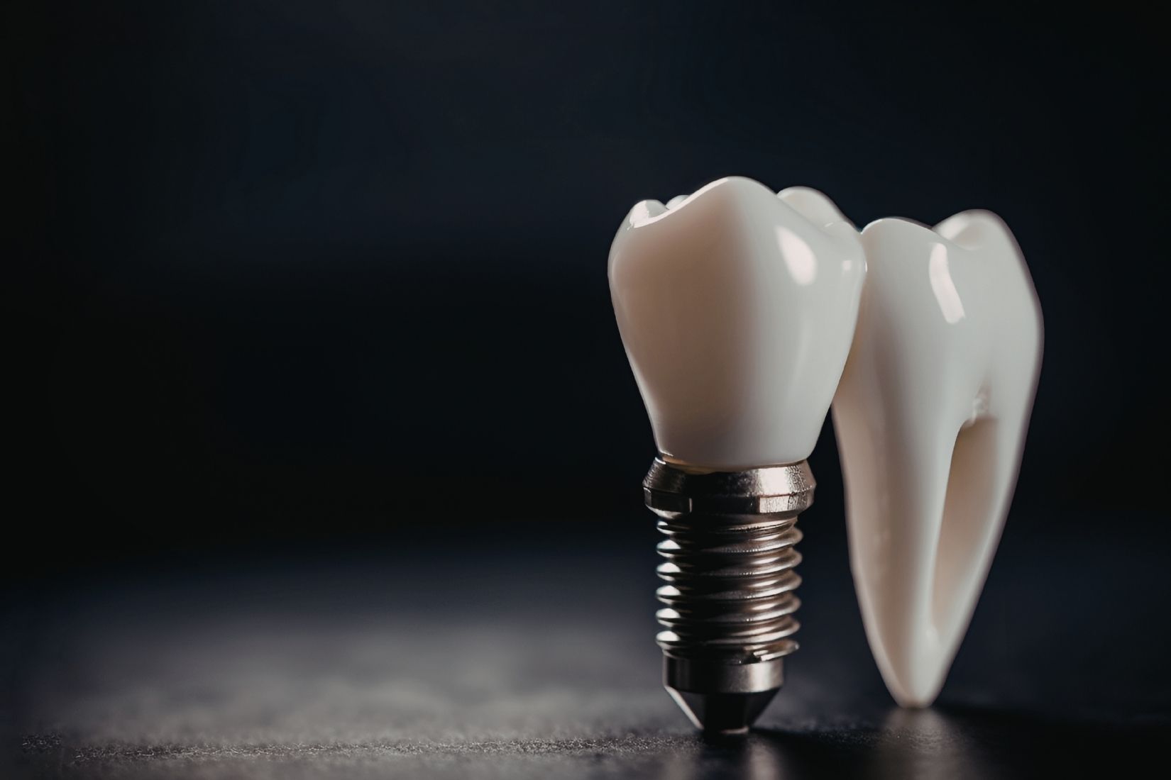 Dental implant planlamasında çene kemiği yoğunluğunu ve üç boyutlu kemik değerlendirmesini gösteren bilgilendirici görsel.