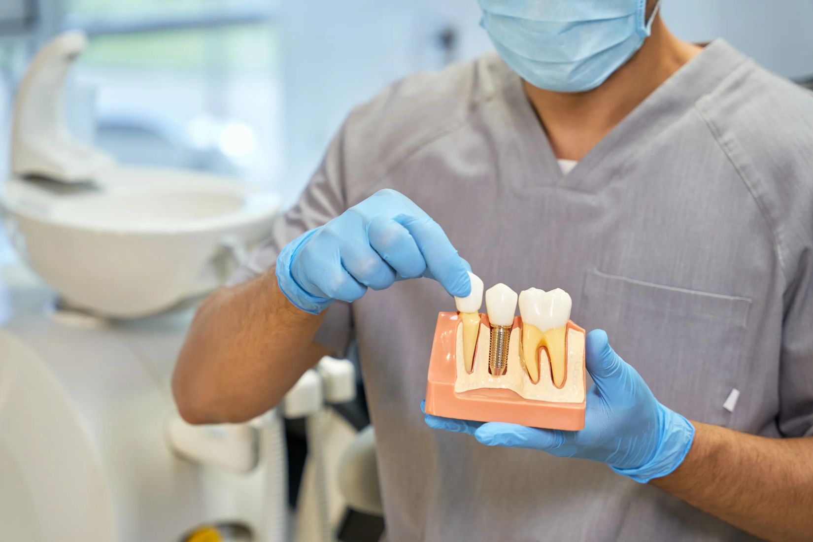 İmplant çevresinde diş eti çekilmesi, kemik seviyesi ve implant üstü protez ilişkisini gösteren bilgilendirici dental görsel.