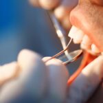 Yaz sıcaklarında ağız kuruluğu, su tüketimi ve tükürük azalmasının ağız sağlığına etkisini gösteren bilgilendirici dental görsel.
