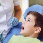 Çocuk diş hekimi ilk muayenesinde dişlerin ve ağız gelişiminin yaşa uygun değerlendirilmesini gösteren dental görsel.