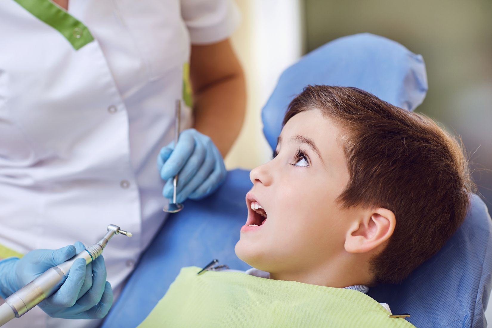 Çocuk diş hekimi ilk muayenesinde dişlerin ve ağız gelişiminin yaşa uygun değerlendirilmesini gösteren dental görsel.