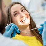 Diş muayenesinde dişlerin, diş etlerinin ve ağız içi dokuların klinik olarak değerlendirilmesini gösteren dental görsel.