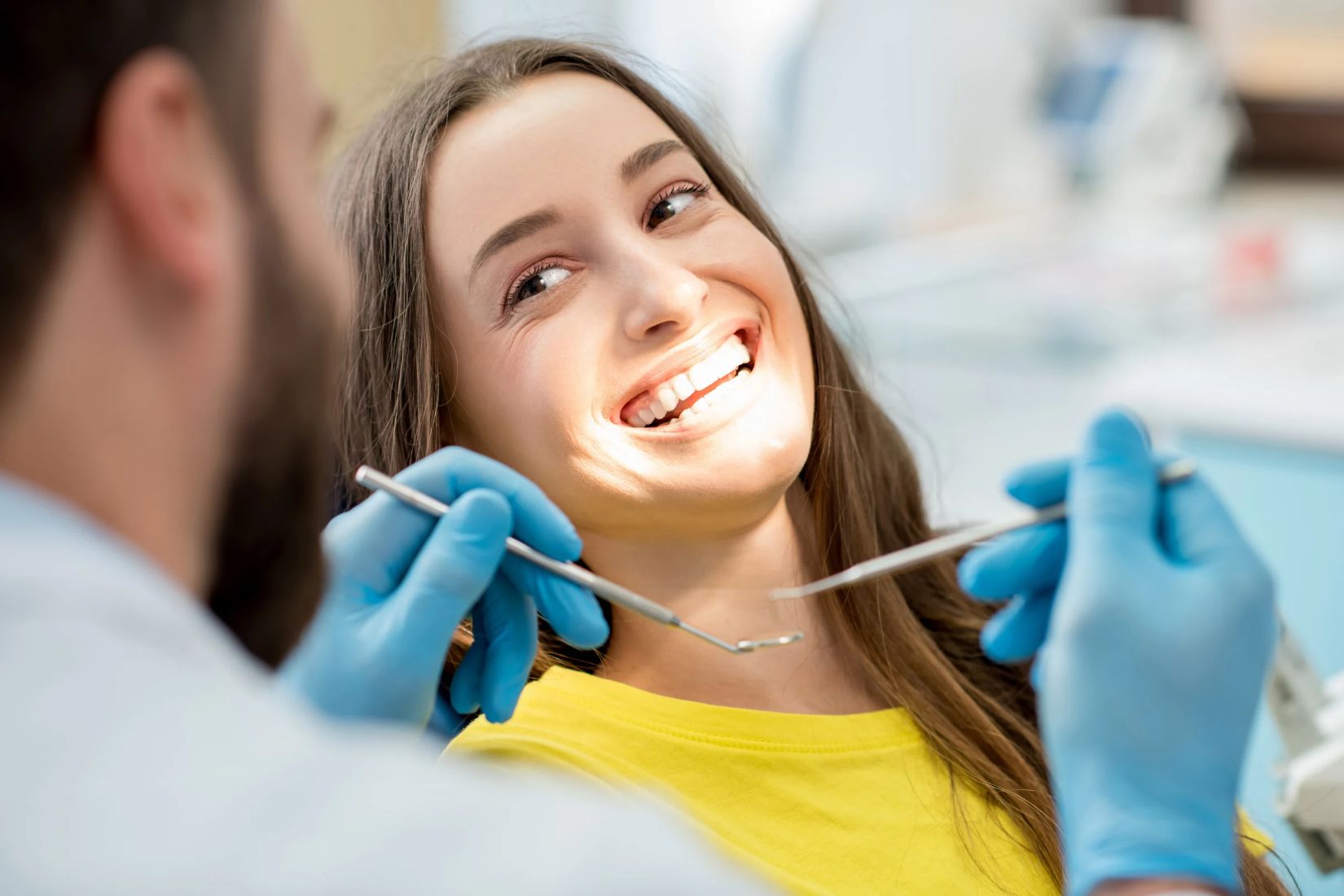 Diş muayenesinde dişlerin, diş etlerinin ve ağız içi dokuların klinik olarak değerlendirilmesini gösteren dental görsel.