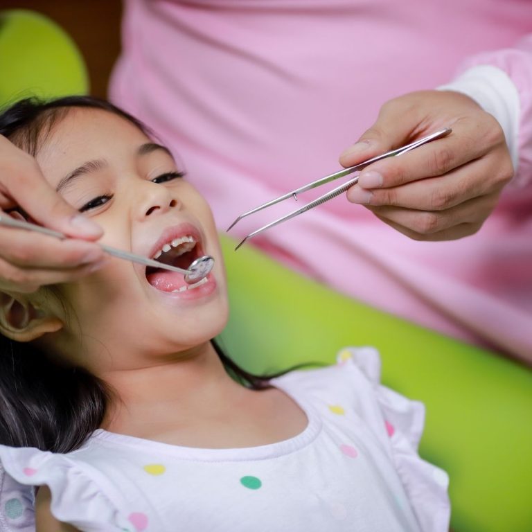 Çocuklarda çene darlığı, çapraşık dişler ve ortodontik muayene sürecini gösteren dental görsel.