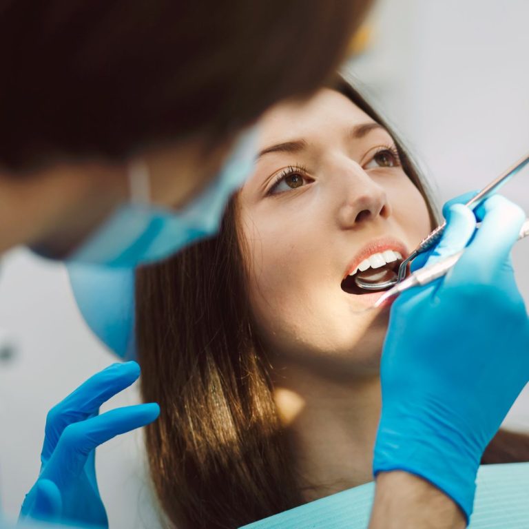 Devital bleaching uygulaması ile kanal tedavili koyu renkli dişte içten beyazlatma sürecini gösteren dental görsel.