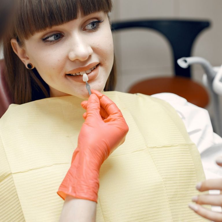 Estetik diş hekimliği uygulamalarını ve gülüş tasarım sürecini gösteren klinik ortam görseli