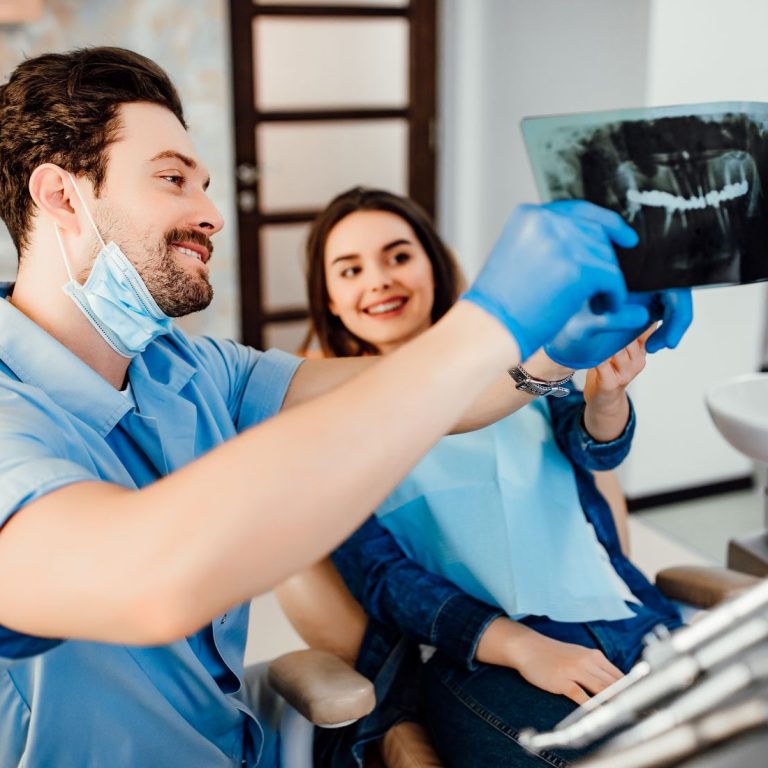 Konya diş hekimi muayenesinde ağız içi kontrol, diş eti değerlendirmesi ve röntgen incelemesini gösteren görsel.